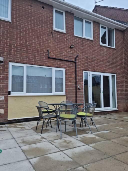 5 Bedroom House - Cheshire Oaks Ellesmere Port Esterno foto